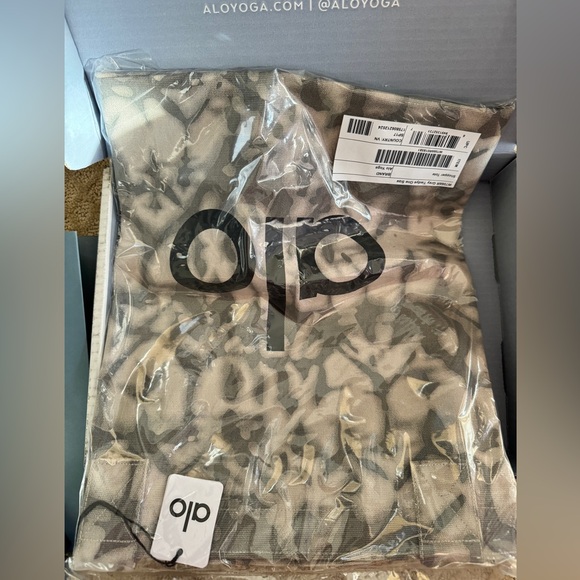 🌟New Alo Yoga Set 3pc Box - Picture 5 of 6